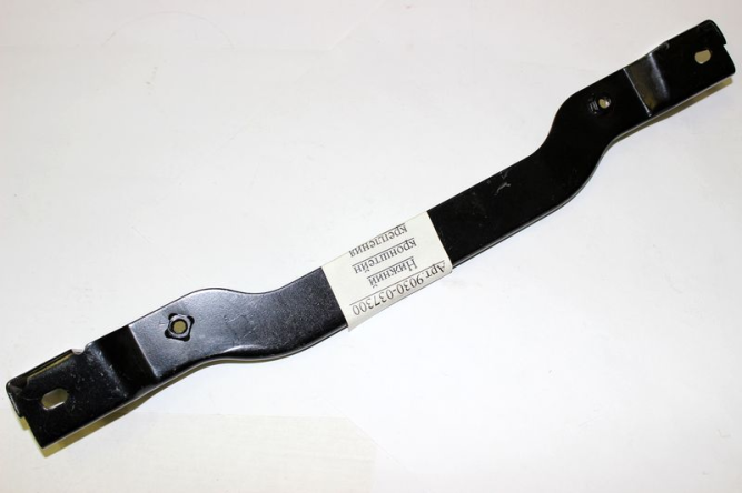 нижний кронштейн крепления радиатора