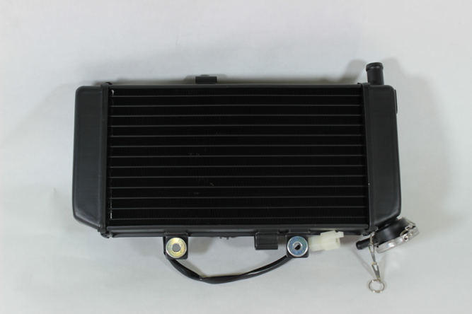 радиатор системы охлаждения двигателя с вентилятором