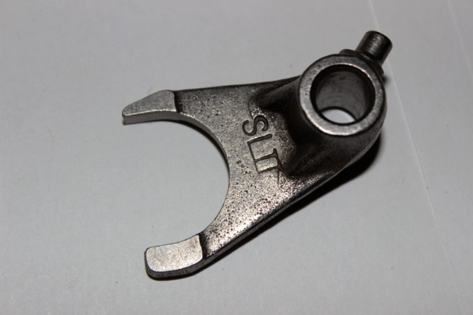 вилка переключения передач (центральная)