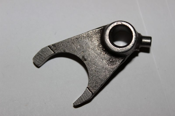 вилка переключения передач (центральная)